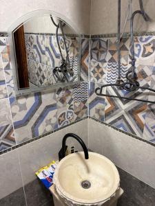 ein Badezimmer mit Waschbecken und Spiegel in der Unterkunft 4 Pyramids INN in Kairo