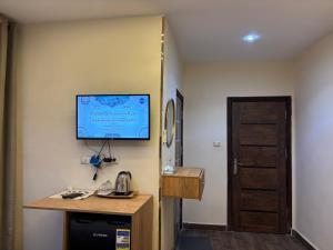 ein Zimmer mit einem Flachbildfernseher an der Wand in der Unterkunft 4 Pyramids INN in Kairo + 31 Fotos