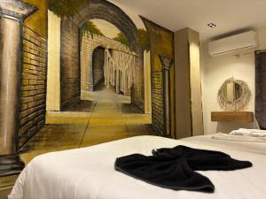 ein Schlafzimmer mit einem schwarzen Handtuch auf dem Bett in der Unterkunft 4 Pyramids INN in Kairo