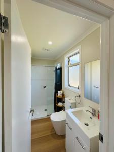 Ένα μπάνιο στο Beach Front Nest