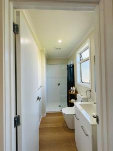 Ένα μπάνιο στο Beach Front Nest +23 φωτογραφίες