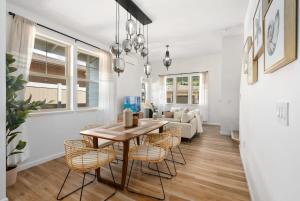 ein Esszimmer mit Tisch und Stühlen in der Unterkunft Marbella Lane - 2 master suites MTOcean Views in Makaha Valley