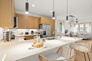 eine Küche mit einer großen weißen Arbeitsplatte mit Stühlen in der Unterkunft Marbella Lane - 2 master suites MTOcean Views in Makaha Valley