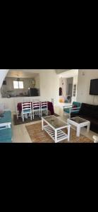 een woonkamer met een bank en een tafel bij chalet ramsis village in Alexandrië +6 foto's