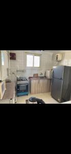 een keuken met een fornuis en een koelkast. bij chalet ramsis village in Alexandrië