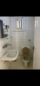 een badkamer met een bad, een toilet en een wastafel bij chalet ramsis village in Alexandrië