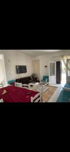 een slaapkamer met een bed en een woonkamer bij chalet ramsis village in Alexandrië