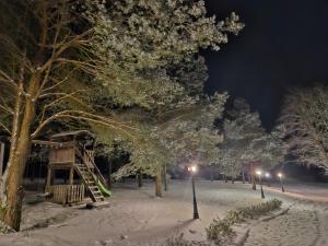 Sodyba Prie Tvenkinio om vinteren