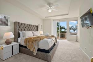 カポレイにあるMarbella Lane Posh 4BR with Spectacular Viewsのベッドと天井扇風機のある寝室
