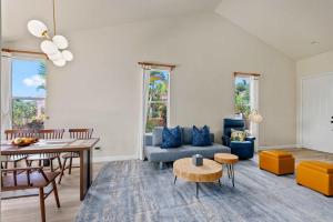 カポレイにあるMarbella Lane Posh 4BR with Spectacular Viewsの青いソファとテーブルのあるリビングルーム +38枚の写真