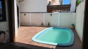 a bath tub sitting on the floor of a patio at Casa-Ampla Porto Alegre-RS in Porto Alegre