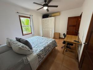 Postel nebo postele na pokoji v ubytování Hummingbird Stay West End + 19 fotografií