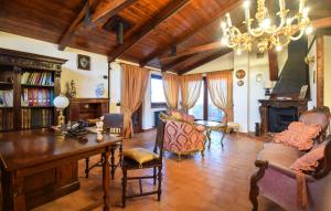 Et opholdsområde på Beautiful Home In Morro D'oro