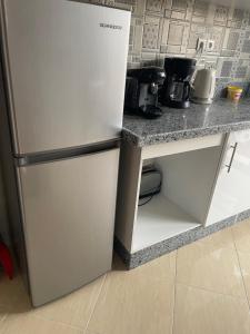 uma cozinha com um frigorífico de aço inoxidável em Farah airport résidence em Tânger