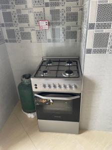 um forno com placa de fogão numa pequena cozinha em Farah airport résidence em Tânger