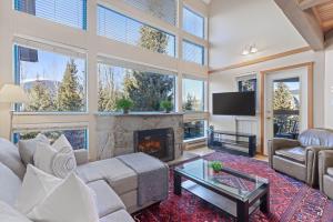 Una sala de estar con un sofá y una chimenea. en 3BR in Greystone Lodge, Ski In, Ski Out, Pool and Hot Tub, Epic Location, en Whistler