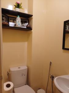 um banheiro com um vaso sanitário branco e uma pia em Spacieux et familial à 2 minutes à pied du stade de football de RABAT em Rabat