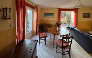 Posezení v ubytování 2 Bedroom Cozy Home In Heugueville-Sur-Sienne