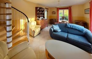 Posezení v ubytování 2 Bedroom Cozy Home In Heugueville-Sur-Sienne