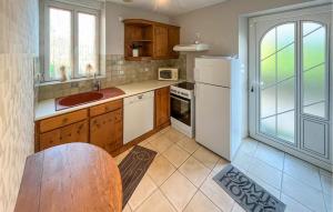 Kuchyň nebo kuchyňský kout v ubytování 2 Bedroom Cozy Home In Heugueville-Sur-Sienne