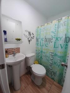 Koupelna v ubytování Cabaña Rayantu Antuco