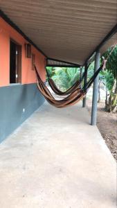 Serra dos MatõesにあるCasa para temporada - Dona Nidiaのハンモックが建物からぶら下がっている