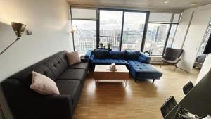 una sala de estar con un sofá y una mesa en Tranquil Urban Escape, Cozy Feels in the City, en Vancouver