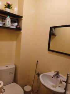 um banheiro com vaso sanitário, pia e espelho em Spacieux et familial à 2 minutes à pied du stade de football de RABAT em Rabat