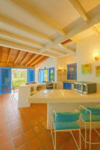 a large kitchen with a large table and chairs at Villa Vitali - Casa vacacional con Piscina y Jardines en Morrocoy para 14 personas in Tucacas