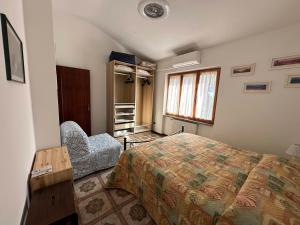 Una cama o camas en una habitación de Casa Giannella, a due passi dal mare