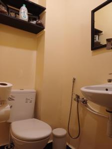 um banheiro com vaso sanitário e pia em Spacieux et familial à 2 minutes à pied du stade de football de RABAT em Rabat