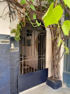 um portão para um prédio com uma árvore em Hotel Casa Vieja em Santa Marta