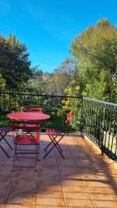 a patio with a table and chairs on a balcony at L'appartement d'Ananda in Villefranche-de-Rouergue
