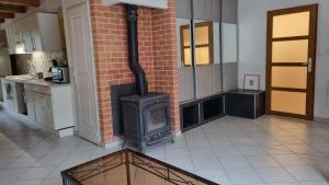a kitchen with a stove in a brick wall at L'appartement d'Ananda in Villefranche-de-Rouergue
