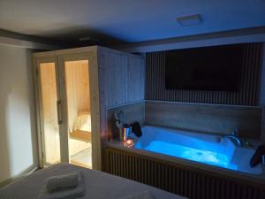 Postel nebo postele na pokoji v ubytování Deluxe Edy - Jacuzzi & Sauna