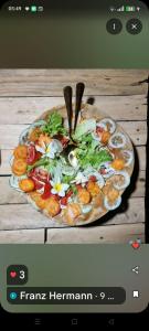 Boukot OuolofにあるTortuga Lodge Mission BaoBabの木製テーブルの上に座るピザ