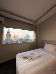 Postel nebo postele na pokoji v ubytování Skyline Pyramids Hotel Inn