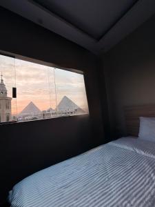 Postel nebo postele na pokoji v ubytování Skyline Pyramids Hotel Inn