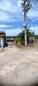 Lá no Rancho Trancoso في ترانكوسو: لافتة على عمود هاتف بجوار شارع