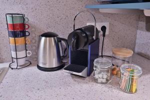 Příslušenství pro přípravu čaje a kávy v ubytování Appartement Georgio