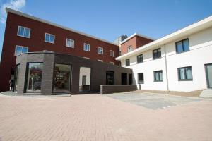 a brick parking lot in front of a building at Bastion Hotel Brielle - Europoort in Brielle