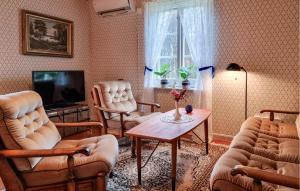 TV a/nebo společenská místnost v ubytování 3 Bedroom Amazing Home In Broaryd