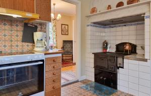 Kuchyň nebo kuchyňský kout v ubytování 3 Bedroom Amazing Home In Broaryd + 11 fotografií