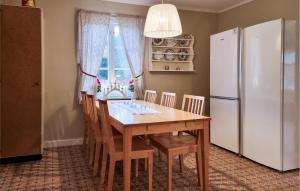 Kuchyň nebo kuchyňský kout v ubytování 3 Bedroom Amazing Home In Broaryd