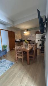 una cucina e una sala da pranzo con tavolo e sedie di Loft das Flores a Pomerode