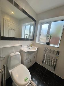 Koupelna v ubytování Lovely Calm Independent Home + 23 fotografií