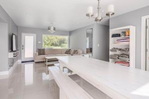 un soggiorno con un tavolo bianco e un divano di 4 BR home with private pool a Fort Lauderdale