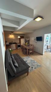 un soggiorno con un divano e un tavolo di Loft das Flores a Pomerode