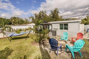 un gruppo di sedie e un'amaca in un cortile di 4 BR home with private pool a Fort Lauderdale