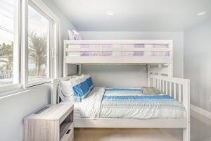 Letto a castello bianco in una camera bianca con finestra di 4 BR home with private pool a Fort Lauderdale Altre 28 foto